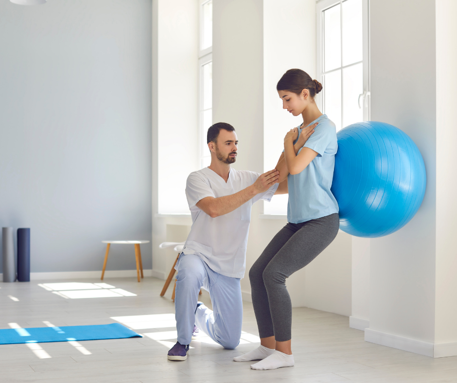 Ergothérapeute et patient qui font des exercices fonctionnels au gym.